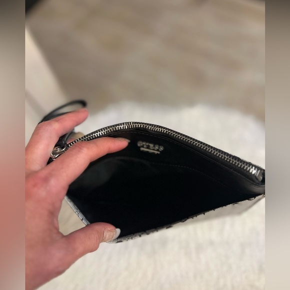 🖤🖤EUC- Guess Los Angeles, Black and Gray Gleeson Wristlet Wallet🖤🖤 - Picture 6 of 10
